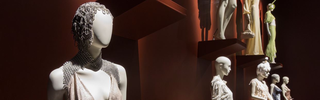 Seniors Week: Gallery Tour & Behind the Scenes (Revealing Dress)