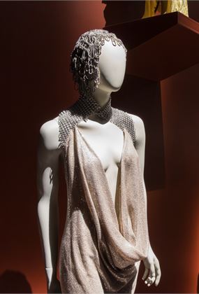 Seniors Week: Gallery Tour & Behind the Scenes (Revealing Dress)